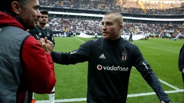 682 gün sonra
Beşiktaş'ın 2015-2016 sezonu şampiyonluğunda önemli katkıları olan Gökhan Töre, göstermiş olduğu üst düzey performansla Premier Lig'in yolunu tutmuştu.