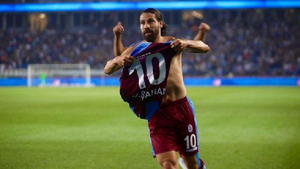 Devre arasında Trabzonspor’dan ayrılacağı iddia edilen Olcay Şahan için sürpriz bir iddia ortaya atıldı… Suudi Arabistan’da çalışan Slaven Bilic’in Türkiye’de çalıştığı dönemde 81 kezle en fazla forma şansı verdiği Olcay’a, Arabistan’a gelip kendisiyle çalışması için teklifte bulunduğu belirtildi.