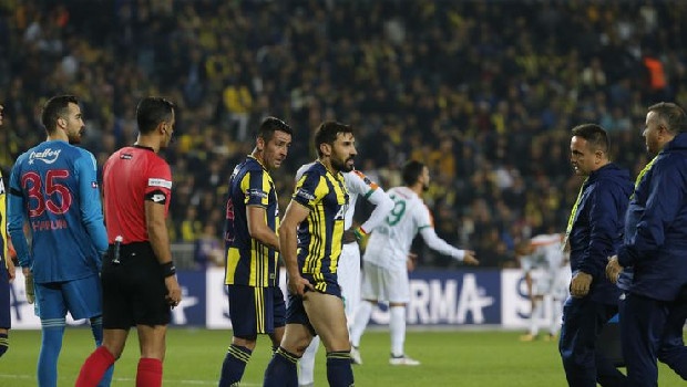 Gökhan Gönül’ün alternatifinin olmaması nedeniyle sağ beke transfer yapmayı planlayan Beşiktaş, Rafael ve Şener Özbayraklı ile ilgileniyor. (Fanatik)