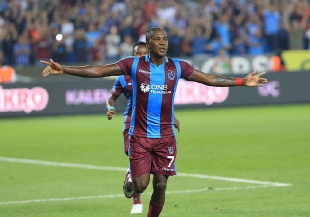 Trabzonspor'un teklifini değerlendirmeye alan Hugo Rodallega'ya Fenerbahçe'nin de teklif yaptığı iddia edildi. Fenerbahçe'nin Kolombiyalı golcüye 1.6 milyon Euro'dan iki yıllık teklif yaptığı belirtildi.