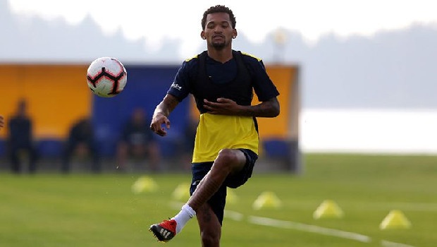Fenerbahçe yönetimi, bugüne dek kadrosunu Vedat Muriqi, Altay Bayındır, Max Kruse, Emre Belözoğlu, Allahyar Sayyadmanesh ve Garry Rodrigues ile güçlendirirken yeni isimlerin maliyetlerini karşılamak için öncelikle Eljif Elmas ve Jailson’u satmayı kararlaştırdı. Napoli’nin talip olduğu Eljif Elmas’ın ve Avrupa ile Brezilya’dan bazı kulüplerin istediği Jailson’un satışının haftaya tamamlanmasına kesin gözüyle bakılıyor. Takımdan ayrılacak bir başka isim ise Michael Frey olacak. Ülkesi İsviçre’den teklifler alan Frey’in transferinin de önümüzdeki hafta gerçekleşmesi bekleniyor. (Hürriyet)
