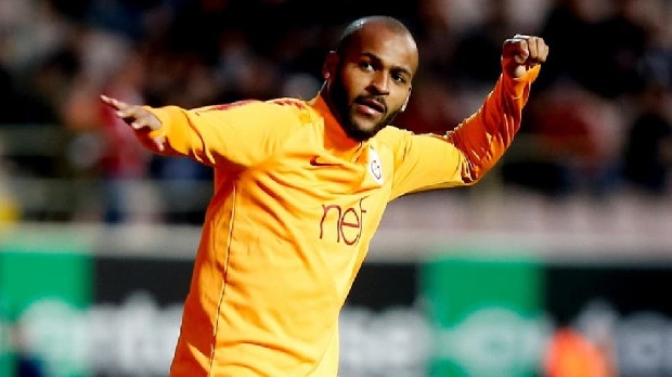İtalyan devi Roma'nın, Galatasaray'ın Brezilyalı stoperi Marcao için 13 milyon euro teklif ettiği, Sarı-Kırmızılıların ise 15 milyon euro talep ettiği öne sürüldü.

Galatasaray'ın Brezilyalı stoperi Marcao için flaş bir iddia ortaya atıldı. Serie A ekibi Roma, 24 yaşındaki savunmacı için 13 milyon Euro teklif etti. Galatasaray ise teklifi reddetti ve 15 milyon Euro talep etti.

Spor Arena'nın haberine göre önce bonuslarla 12 milyon Euro teklif eden Roma daha sonra teklifini 13 milyon Euro yaptı ve ısrarını sürdürdü. Sarı-kırmızılı yönetim ise 15 milyon Euro değer biçti.