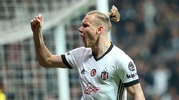 Beşiktaş'ın maliyeti nedeniyle satmak istediği Hırvat stoperine West Bromwich Albion'un talip olduğu belirtildi.

Sezona sahasında Leictester City’ye 3-0 yenilerek kötü bir başlangıç yapan Premier Lig’in yeni ekibi West Brom, Beşiktaş’ın Hırvat stoperi Domagoj Vida’yı istiyor. İngiliz basınında yer alan haberlere göre West Brom’un teknik patronu Bilic, savunmaya ve forvete mutlaka takviye yapılmasını istedi. Bilic’in yönetimle yaptığı görüşmenin ardından Beşiktaş’ın stoperi Vida’nın ismi ön plana çıktı. (Akşam)