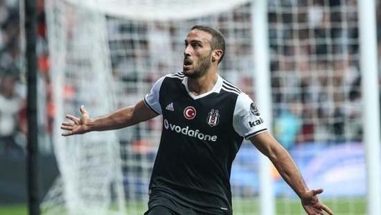 CENK TOSUN
Geçen sezon Beşiktaş’ın şampiyonluğunda attığı gollerle büyük katkısı olan Cenk Tosun’un, Bayer Leverkusen’in kapısından döndüğü ortaya çıktı. Alınan bilgiye göre geçen sezonun son dönemini Türk teknik adam Tayfun Korkut’la bitiren Leverkusen’de gelecek sezonki transfer hedeflerinden biri de Cenk’ti. Ancak Korkut’la yolların ayrılıp, yeni dönem için yerine Heiko Herrlich’in getirilmesi sebebiyle milli futbolcudan vazgeçildiği ifade edildi.