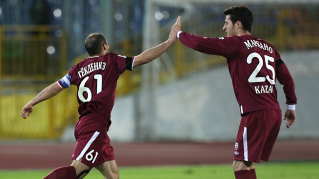 Rusya’ya nasıl alıştın, nerelerde zorlandın?
Rubin Kazan’a ilk gittiğimde 5 yıllık bir imza atmıştım. 5 yılı bitirip ülkeme dönme gibi bir düşüncem vardı. İlk gittiğimde çok zorlandım çünkü Mart’ta gelmiş Mayıs’a kadar güneş görmemiştim. Hep gri bir hava vardı. Türkiye’de alışmışız, güneşe ve sıcağa. Bu beni çok zorladı. Bir de takımda el üstünde tutuluyordum. Tamam, belki onlarda tarihlerinin en iyi transferiydim ama baktığınız zaman insanlar bir şey görmek istiyor. 6 aylık periyodum zor geçti. Bundan sonra hem benim performansım hem de takımın iyiye gitmesi bu süreci daha rahat geçirmeme sebep oldu. İlk sene şampiyonluk, ikinci sene şampiyonluk, Avrupa’daki başarılar... 5 sene çok güzel geçti ondan sonra hem benim hem de takım olarak kötü dönemlerimiz oldu. Ama 10 yıllık süreci dolu dolu yaşadım. Geriye baktığım zaman iyi ki Rubin Kazan’a gitmişim diyorum.