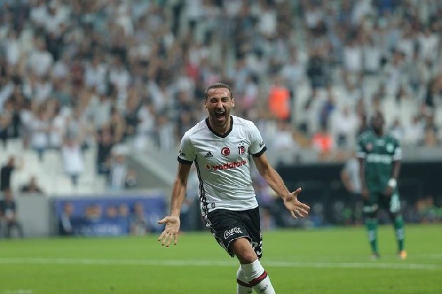 Cenk Tosun: 2014 yılında bedavaya kadroya katılan Cenk Tosun, 22.5 milyon Euro'ya Everton'a transfer olarak Beşiktaş tarihine satılan en pahalı futbolcu olarak geçti.