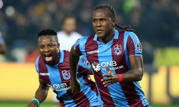 Bordo-Mavililer’den, Hugo Rodallega’ya yeni sözleşme... Ligin ilk yarısında 9 kez ağları sarsarak dikkatleri üzerine çeken Kolombiyalı yıldızla aynı şartlar üzerinden 1+1 yıllık yeni sözleşme imzalanacak. (Fanatik)