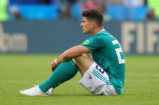 Trabzonsporlu taraftarların yoğun baskısı sonrasında bordo mavili yönetim, Mario Gomez ismini gündemine aldı. Mario Gomez'e iki yıl için 4 milyon Euro teklif edilmesi kararı alındı.