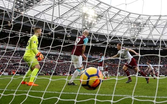 Son beş maçta dördüncü kez yenilen West Ham United'da taraftarlar sahaya girerken görevlilerden önce futbolcular taraftarlara müdahale etti.