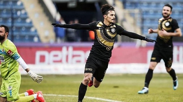 Trabzonspor, yeni sezon kadrosuna yerli yıldızları katmak üzere düğmeye bastı. Osmanlıspor’un orta saha oyuncusu Musa Çağıran ile sol kanat oyuncusu Serdar Gürler için girişimler başladı.
