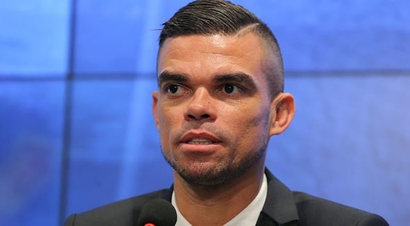 Çin’in Guangzhou Evergrande Kulübü’nden yıllık 7 milyon euroluk teklif alan Beşiktaşlı Pepe, “Hayır” dedi. Çin kulübü Beşiktaş’ın 9 milyon euro bonservis bedeli belirlediği Portekizli yıldız için siyah beyazlılara 8 milyon euro önerdi. (Spor Arena)