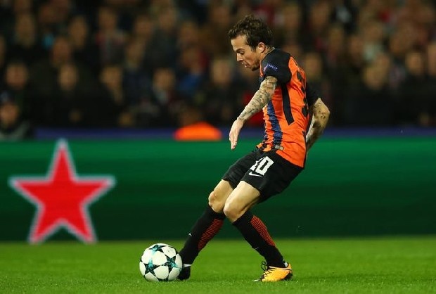 Shakhtar Donetsk'le olan sözleşmesi sona eren ve şu ana kadar herhangi bir takımla anlaşma sağlayamayan Bernard'la olan temaslarını uzun zamandır sürdüren Beşiktaş'a dişli bir rakip çıktı.

Beş sezon formasını giydiği Shakhtar Donetsk'le 30 Haziran itibariyla sözleşmesi sona eren Bernard, aradan geçen 1 aylık sürede bir takımla anlaşamadı.