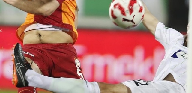 Ziraat Türkiye Kupası'nda Teleset Mobilya Akhisarspor'u deplasmanda 2-1 yenerek final için dev adım atan G.Saray'da Ahmet Çalık'ın fiziksel görüntüsü sosyal medyada çok tartışıldı.