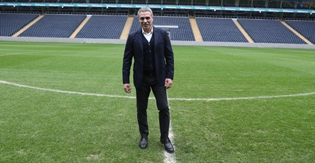 Fenerbahçe, Ersun Yanal ile 1,5 yıllık anlaşma imzaladıklarını açıkladı. Sarı lacivertli taraftarların gelmesini merakla beklediği tecrübeli hocanın açıklanmasının ardından ise sosyal medya adeta sallandı.


İŞTE ERSUN YANAL İLE İLGİLİ ATILAN TWEETLER...