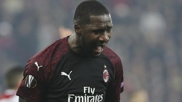 Transferde atağa kalkan Beşiktaş, stoper takviyesi konusunda PSV’nin Fransız yıldızı Isimat Mirin’le anlaşma sağladı. Yönetimin, ek olarak Milan’ın Kolombiyalı savunmacısı Cristian Zapata için de girişimleri sürdürdüğü öğrenildi. (Fanatik)