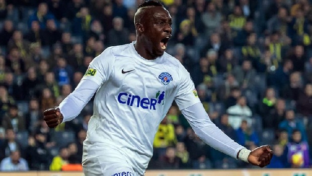 Kasımpaşa'nın 2 sezon önce Tianjin Teda'dan transfer ettiği ve Süper Lig'in ilk yarısında attığı 20 gol ile Süper Lig devlerinin yanı sıra dünya takımlarının da gözdesi olan Diagne geleceği hakkında açıklamalarda bulundu.

Birçok takım ile transferde adı geçen Senegalli golcü geleceği hakkında, 'Şuan sadece kendi takımıma konsantreyim, transfer ve ya başka takım ile ilgili bir şey düşünmüyorum.' dedi.

Yıldız golcü 'Hangi takıma gideceksin?' sorumuza ise esprili bir şekilde 'Barcelona'ya gideceğim' yanıtını verdi. (Skorer)