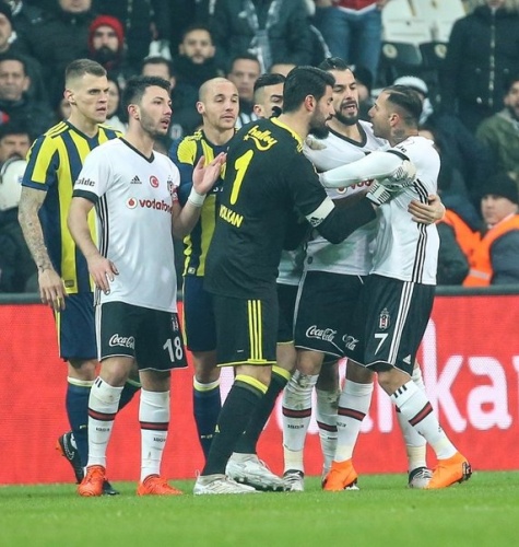 Savunmaları alınacak olan iki futbolcuya yönetim tarafından ağır para cezası uygulanacak. Asıl cezayı ise Aykut Kocaman kesecek. Alper de Volkan da bir süreliğine kadro dışı bırakılacak!