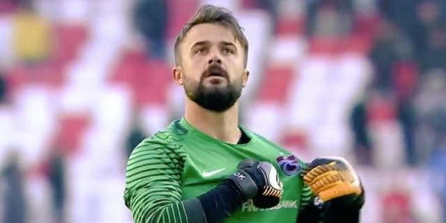 Beşiktaş'ın futbol kariyerini sonlandıran Onur Kıvrak'a teklif götürdüğü ortaya çıkarken 31 yaşındaki kaleci, Siyah-Beyazlıların teklifini reddetti.