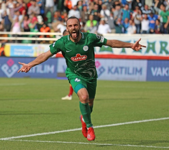 Vedat Muric - Rizespor
Vedat Muric ile Galatasaray ve Fenerbahçe ilgileniyor. Fransa`nın Tolulose takımının da bir teklifi var. Galatasaray Muric`e daha yakın.