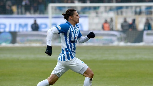 Kaliteli ve alternatifli bir kadro kurmak isteyen Trabzonspor, Taylan Antalyalı için devreye girdi. Fırtına, 24 yaşındaki orta saha için Erzurumspor’a 300 bin Euro’luk bir teklif yapacak. (Fanatik)