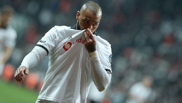 Abdullah Avcı, Ricardo Quaresma'yı istemediğini yönetime bildirdi. Takımın geçen sezon ortaya koyduğu istatistikleri inceleyen Avcı, Quaresma’nın yerine genç ve takım oyununa daha uygun bir futbolcunun alınmasını istedi. Beşiktaş yönetimi, önümüzdeki günlerde Portekizli yıldız ile görüşüp ayrılık kararını bildirecek... (Hürriyet)