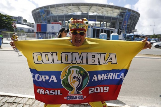 Copa America'da karşılaşmalar nefesleri keserken, tribünlerin renkli isimleri de yerlerini aldı. İşte o kareler... (Fanatik)