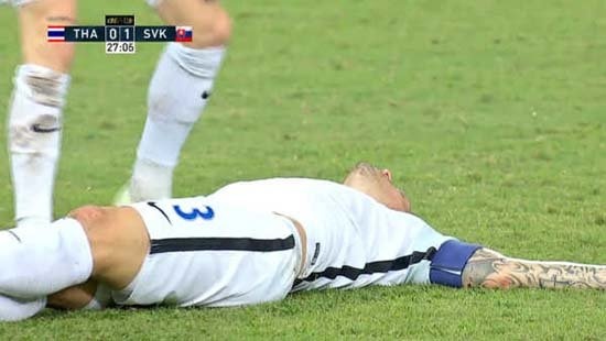 Royal Cup maçında Slovakya, Tayland'ı 3-2 mağlup ederken karşılaşmaya Skrtel’in başına gelenler damga vurdu. İlk yarıda yakın mesafeden suratına sert biçimde top gelmesiyle yerde kalan deneyimli savunmacı, için derhal sağlık ekibi müdahale etti.