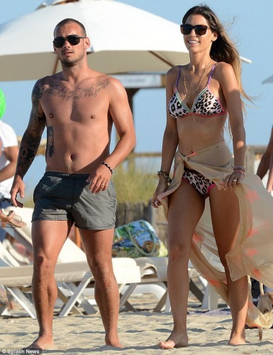 Wesley Sneijder, eşi Yolanthe Cabau ile tazminat konusunda anlaştı. Hollanda basını futbolcunun, modele tam 15 milyon euro ödeyeceğini yazdı.