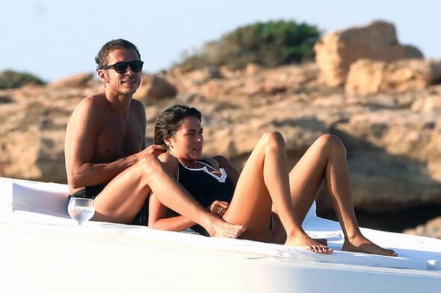 Arka arkaya şampiyonluklar kazanan İtalyan motosiklet yarışçısı Valentino Rossi sevgilisi Francesca Sofia Novello ve bir grup arkadaşıyla birlikte tatile çıktı.