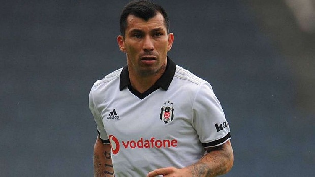 Beşiktaş'ın 31 yaşındaki orta saha oyuncusu Gary Medel'e Bologna talip oldu. (Güneş)