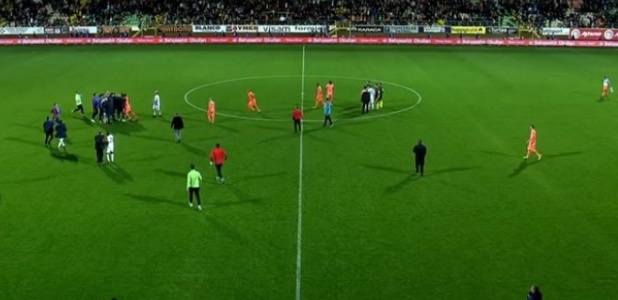 Trabzonspor, Alanyaspor'u deplasmanda 2-1 mağlup ederken, karşılaşmanın ardından Burak Yılmaz ile Gassama arasında gerginlik yaşandı.