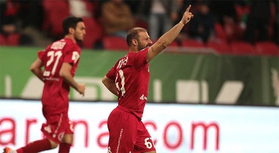 Teknik direktörlük lisansı için geçtiğimiz yıl çalışmalara başlayan Gökdeniz’in, futbolculuk sonrası yola teknik adam olarak devam edebileceği ifade edildi. Ruslara göre Gökdeniz Karadeniz’in teknik adamlık serüveninde Trabzonspor da muhtemel duraklarından biri olabilir.