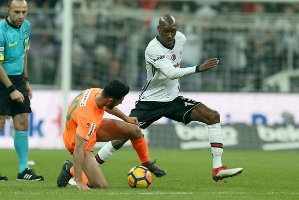 Talisca alınıyor - Murat Özbostan (Sabah)
Futbol adına Beşiktaş için söyleyebileceğimiz bir şey yok. Sadece maç kazandı ama ligin son haftalarına gelinirken, önemli olan da zaten 3 puanı almak değil mi? Tabelada skor lehinize ise mutlu olmalısınız. Beşiktaş strese girmiş. Çok gergin oynuyorlar. Düşünsenize, dün ikinci yarıda bir tane dahi şutu, pozisyonu yok. İlk yarıda bile tablo çok farklı değildi.

Beşiktaş'tan hele ki ligde bu kadar kritik bir konumdayken böylesi kötü ve vasat bir futbol oynamasını kimse beklemiyordu.
Üstelik maç Vodafone Park'tayken, kendi stadındayken... Talisca'nın bireysel yeteneği ve mükemmel şut becerisiyle hazırlayıp att-ı ğı müthiş golün dışında maça ve Beşiktaş'a dair anlatabilecek bir hikaye yok. Beşiktaş'ın ikinci yarı tamamen skoru tutmak için oynadığını görmek için yalnızca sarı kart tablosuna bakmak yeterli. Maça başlayan orta saha oyuncuları Atiba, Oğuzhan ve Tolgay sarı kart gördü ve cezalı duruma düştü. Necip Uysal 90+2'inci dakikada kontratağı kestiği faulü için tribünlerden tezahürat aldı.
Öyle ya da böyle maçı Beşiktaş kazandı ve maçı alan oyuncu belli, Talisca...
Son günlerin en çok tartışılan ismi Türkiye'de...
Kalacak mı, gidecek mi, bonservisi alınacak mı? Bu müthiş golü gördükten sonra neden bu paraların konuşulduğunu, nasıl bu kadar ettiğini bir kez daha görmüş olduk. Beşiktaş yönetimi ciddi ciddi Talisca'nın bonservisini almanın planlarını yapıyor. Talisca için bu opsiyonu hak ettiğini düşünüyorlar. Fakat sonrasında Avrupa hayalleri olan Talisca başka bir kulübe satılır mı, onu bilemiyorum. Cenk Tosun'un transferiyle büyük bir ticari başarı sergileyen Beşiktaş yönetimi, aynı yöntemle bir başka başarı öyküsü yazmanın peşinde kısacası!...

Sonuç olarak, son 3 haftada 2 gol atabilen bir Beşiktaş var, kötü oyun bir gerçek ama son haftalara şansını taşıyan Beşiktaş'ın bunu ne kadar sürdürebileceğini de öngöremiyorum. Beşiktaş yine bir şampiyonluk adayıdır ama şüphe yok ki 2 sezondur bangır bangır şampiyon olan takım görüntüsünden çok uzaklarda.