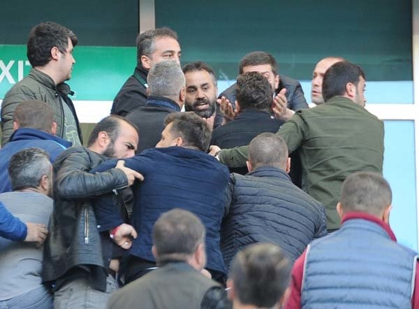 Maçın ardından duygusal anlar yaşayan başkan Muharrem Usta'ya bazı taraftarlar sözlü olarak tepki gösterince, protokol tribününde bulunan Usta'nın korumaları ile taraftarlar arasında arbede çıktı.