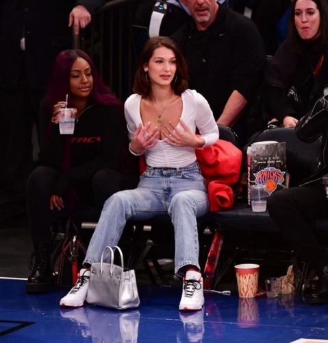 Madison Square Garden'da oynanan New York Knicks - Los Angeles Lakers maçı yıldızlar geçidine sahne oldu. Ünlü model Bella Hadid ise tüm dikkatleri üzerine çeken isimdi.