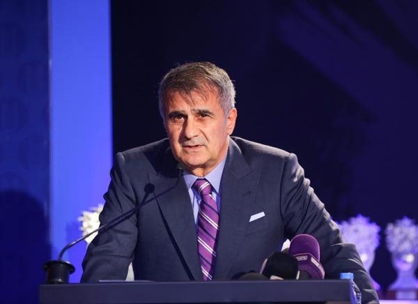 Beşiktaş Teknik Direktörü Şenol Güneş, sadece Türkiye’de değil, dünyada ilgi görmeye devam ediyor. (Yeni Şafak)