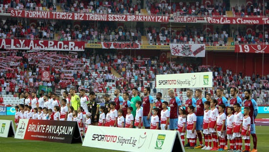 Süper Lig'de şampiyonluk parolasıyla başladığı 50.  kurulus yılında hayal kırıklığı  yasayan Trabzonspor'da bir 4 taraftan Avrupa kupaları mücadelesi sürerken, diğer yandan da yeni sezonun planlamasına başladı.