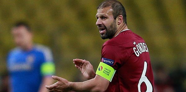 'Trabzonspor'da Trabzonlu olmak zor'
Trabzonspor’da, Trabzonlu olmak dezavantaj mı?
Evet, dezavantajı var. Ama bu bizim insanımızın bize olan sevgisinden. Sanki Trabzonlu futbolcular, onların ailesinden gibi oluyor. Ev halkı gibi... Yani bizi rahat eleştirebiliyorlar, bağırabiliyorlar. Üzülmüyor değil insan. Abdülkadir ya da Yusuf 2 maç kötü oynasa onlara da sert eleştiriler olacak. Çünkü onlardan fazla şey bekleniyor. Baktığınız zaman Rusya’daki sevgi, saygı daha farklı.
