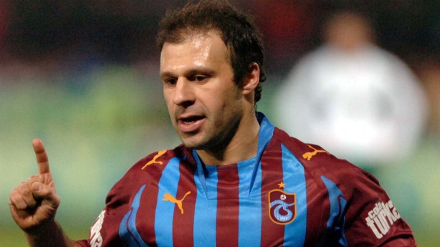 Fırtına’nın sembol ismi Gökdeniz Karadeniz, Türkiye’de 3-4 maç kötü oynayan bir futbolcunun hemen yaşlı sınıfına girdiğini söyledi ve ekledi... (Fanatik)