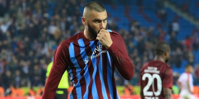 Habertürk spor yazarı Serdar Ali Çelikler, Trabzonspor'da yaşanan mali sıkıntıları bugünkü köşesine taşıdı. Çelikler, sezon başında Milan'dan Trabzonspor'a yüksek bir yıllık ücretle transfer olan Sosa ve Çin ekibi Beijing Guoan'dan takıma katılan Burak Yılmaz arasında geçen diyalogu aktardı. Ayrıca Burak Yılmaz'ın takımdan diğer 6 oyuncuya da maddi destek sağladığını açıkladı. 