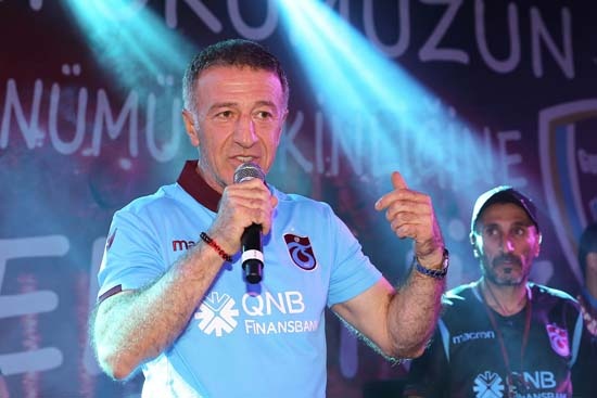 Trabzonspor'da başkan Ahmet Ağaoğlu savunmaya bir stoper daha almak için transfer çalışmalarının sürdüğünü açıklamıştı.