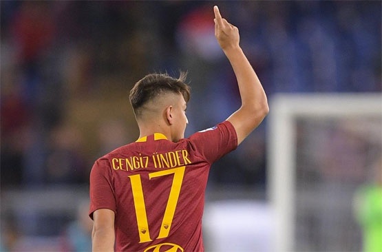 İtalya Serie A'da 6. hafta maçında Roma, sahasında Frosinone'yi 4-0 mağlup ederken, milli futbolcu Cengiz Ünder harikalar yarattı. Milli futbolcunun Messi füzesi Olimpiyat'ı ayağa kaldırdı. İşte o anlar...