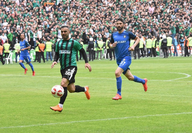 Maç sonrasında da oyuncular galibiyeti saha içerisinde taraftarlarıyla birlikte kutladı.