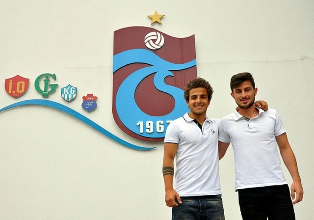 Beşiktaş'ın Mertcan Çam transferini belgeleriyle köşesinde yazan Habertürk yazarı Atilla Türker, konuyu tekrar köşesine taşıdı. Trabzonspor-Beşiktaş ekseninde yaşanan Mehmet Ekici ve Olcay Şahan transferlerindeki rakamlarla ilgli çarpıcı bilgiler paylaştı.

İşte Atilla Türker'in köşe yazısı;

Bir süre önce şunu yazdım:

- Beşiktaş, Trabzonspor'da 4 yılda sadece 3 dakika forma giyen Mertcan Çam'ı transfer edebilmek için 40 gün önce sözleşme imzaladı. Kartal, 15 ay sonra serbest kalacak olan 23 yaşındaki futbolcu için Trabzonspor'a 885 bin dolar bonservis bedeli ödeyecek. Mertcan Çam'ın Beşiktaş'tan alacağı ücret ise ayrıca belirlenecek.
