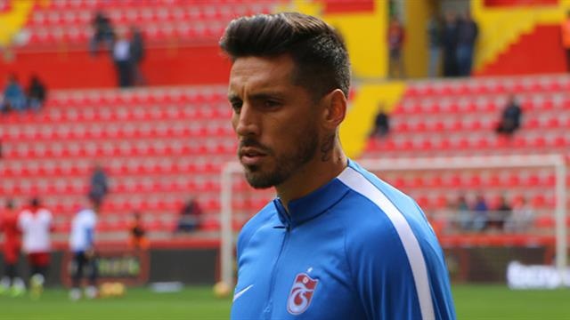 Beşiktaş'ın Trabzonspor'da top koşturan eski futbolcuları Jose Sosa'yı gelecek sezon kadrosuna katmak istediği ve bu amaçla bordo-mavililerin kapısını çalacakları belirtildi.