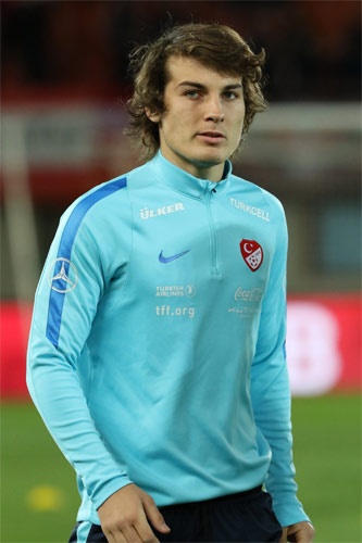 Arsenal'in yoğun çaba harcadığı 21 yaşındaki futbolcunun son durumu konusunda Premier Lig'in dev kulübü de araya girdi. Freiburg'da oynayan genç stoper için 30 milyon sterlin gibi önemli bir rakam gündeme geldi.