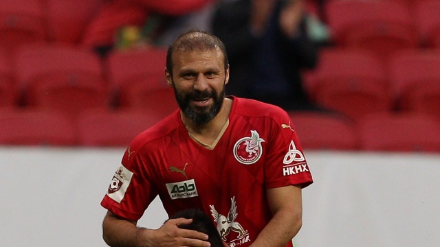'Trabzon'da hazine var'
Trabzon nasıl görünüyor. 10 yılda neler gördün?
Trabzonspor, şu anda zor bir dönemden geçiyor. Bakıyorum da taraftar, başkan, herkes destek olmaya çalışıyor. Bakalım bu zorlu süreç nasıl geçecek? Çünkü Trabzonspor, bir kulübün veremeyeceği paraları veriyor futbolculara. Trabzonspor, futbolculara 3-4-5 milyon Euro veremez. Trabzon’un elinin altında hazine var. Yusuf’u oynattın, Abdülkadir geldi. Abdülkadir’i oynattın arkasından başka birisi gelecek. Şimdi zaten sponsorların var. Ki Trabzonspor’un sponsor bulmama gibi bir ihtimali yok. Artık borçların temizlenmesi lazım. Kulüpler profesyonelce yönetilmiyor. Her kulübümüzün dünya kadar borcu var.