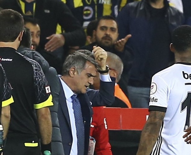 Hakkı Yalçın'a konuşan tecrübeli teknik adam gündemi sarsacak açıklamalara imza attı. Şenol Güneş yaşanan olayların çok üzücü olduğunu belireterek, "Geçmişteki olayları örneklersek bir yere varamayız. Hep bunları konuşarak da bir yere varamıyız. Dün geceden sonra geleceğimle ilgili karar vereceğim. Neyi zorluyoruz. İşin zaten sonuna gelmiştim. Belki de bırakabilirim" ifadelerini kullandı.