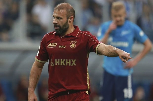 Kırgınlığın var mı?
Ben şu anda bile Trabzonspor’a en fazla bonservis kazandırıp, giden oyuncuyum. Belki Abdülkadir, belki Yusuf bizi geçer onu bilemem. Ben giderken hiçbir yönetici havaalanında yoktu. Keza taraftar da yoktu. Belki taraftarın haberi olmadı, apar topar bir gidiş oldu ama insan orada bir uğurlanmayı bekliyor. Çünkü sen normal bir futbolcu olarak gitmedin. O zamanki şartlarda Türkiye’nin en iyi parasını kazandırarak gitmiştim. 9 milyon Euro’ya gitmiştim. Şu an için bile 9 milyon Euro’yu ciddi olarak görüyoruz ve 10 sene öncesinden bahsediyoruz. Futbolu bırakıyorumama Trabzonspor’dan bir açıklama olmuyor. Bu insanların gönül bağı olduğu bir yer ile ufak da olsa tebrik mesajı bekliyorsun. Çünkü ben oraya Trabzonspor’lu Gökdeniz olarak gittim ve orada 61 numarayı temsil ettim. Onun kırgınlığı var ama o kadar da önemli bir şey değil. Çünkü Trabzonspor, bizimkulübümüz, camiamız. Ne zaman ihtiyaçları olursa seve seve gelir, yardımederiz.