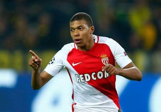 KYLIAN MBAPPE (CHELSEA)
Monaco'da bu sezon yaptıkları ile Avrupa transfer piyasasını kasıp kavuran Kylian Mbappe için Chelsea'nin büyük bir fırsatı kaçırdığı ortaya çıktı. İngiliz basınında yer alan haberlerde, 14 yaşındayken Mbappe'nin Stamford Bridge'e gittiği ve Chelsea'ye sadece 20 bin dolara önerildiği kaydedildi. Ancak Chelsea'nin Solanke ve Abraham gibi altyapısında gelecek vadeden oyuncularına öncelik vermek için bu transferi gerçekleştirmediği belirtildi.